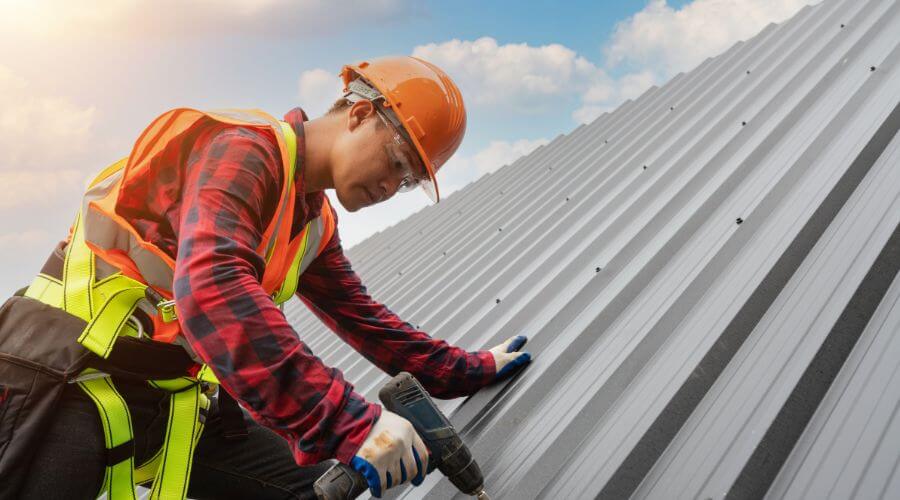 Professional gutter cleaning in New London, WI